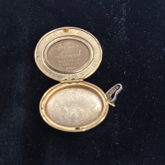 Gold and Blue Cameo Locket Pendant - Picture 3 of 4